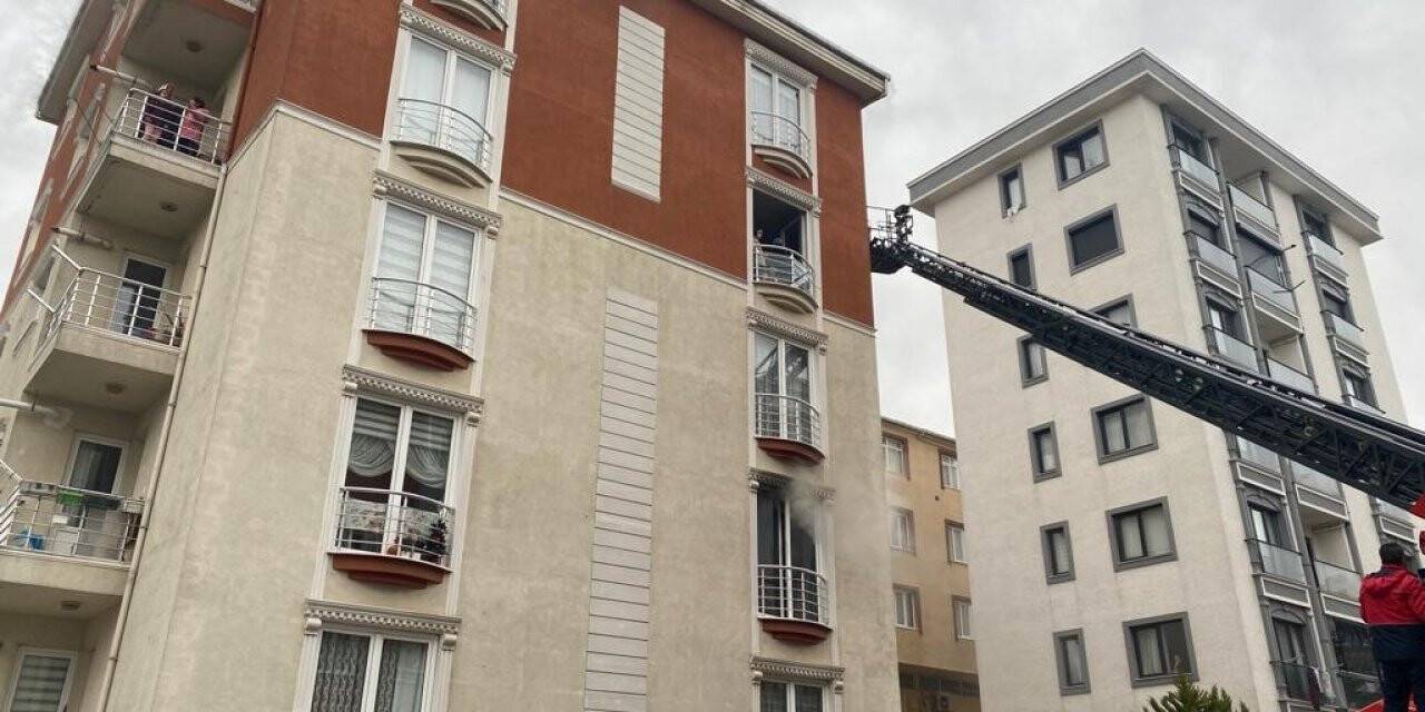 Ümraniye’de apartman dairesi alev alev yandı, 10 kişiyi itfaiye kurtardı