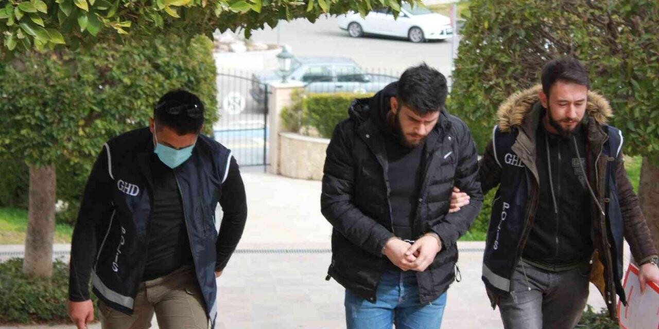 Marmaris’te midibüsten 35 düzensiz göçmen çıktı