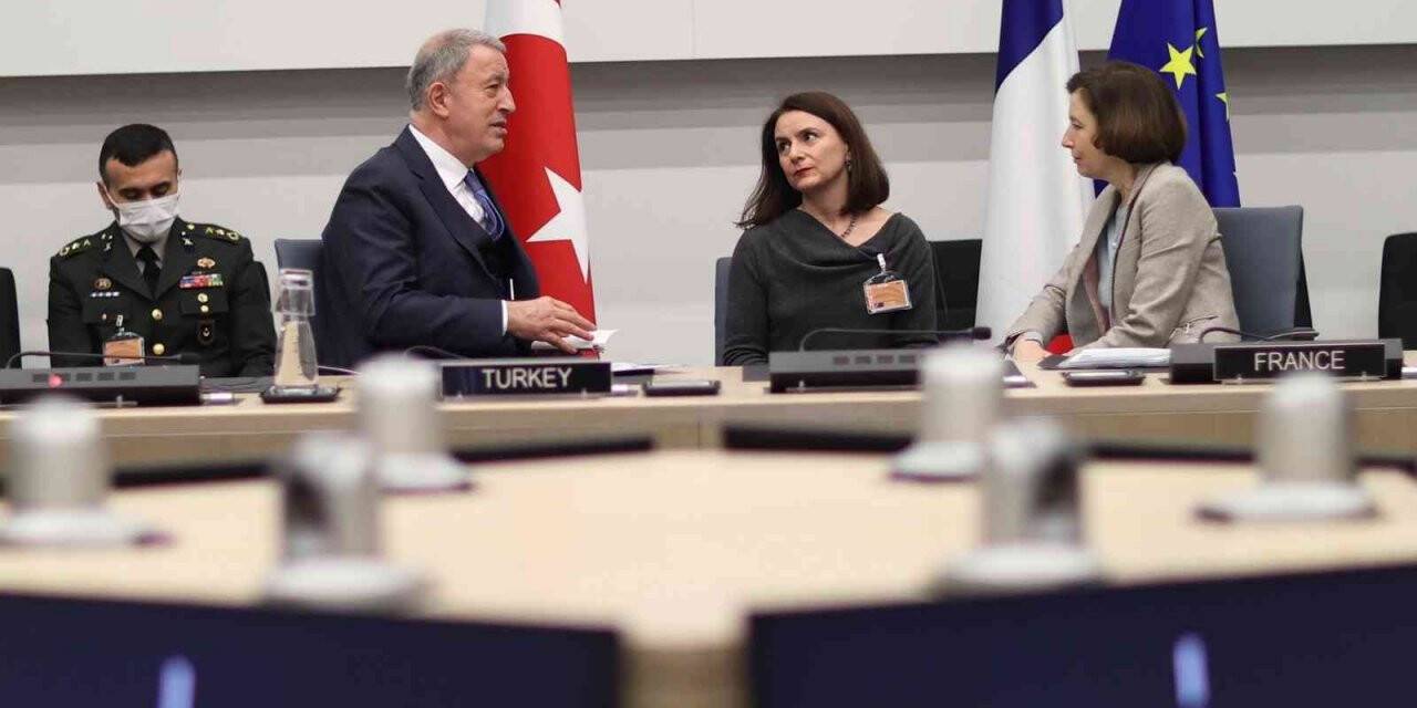 Bakan Akar, Fransa Savunma Bakanı Parly ile görüştü