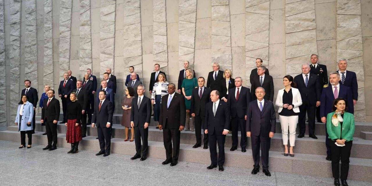 Bakan Akar, NATO Savunma Bakanlarının aile fotoğrafına katıldı