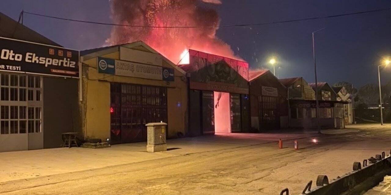 Oto sanayide alevler geceyi aydınlattı