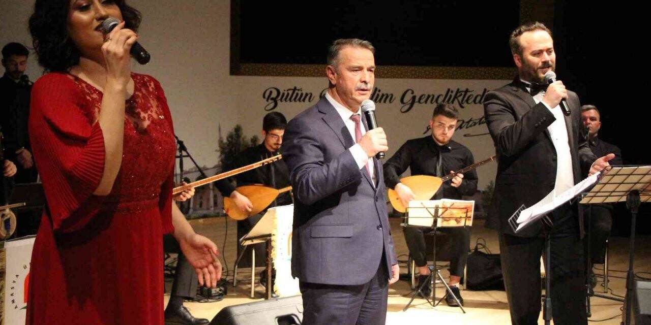 Rektör Elmacı, konserde Çanakkale türküsünü seslendirdi