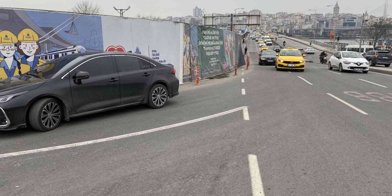 Unkapanı’ndaki tramvay alt geçit çalışması yayaları tehlikeye atıyor