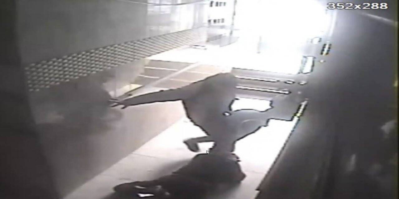 “Kime geldiniz” dedi öldüresiye dayak yedi: Apartman içindeki dehşet anları kamerada