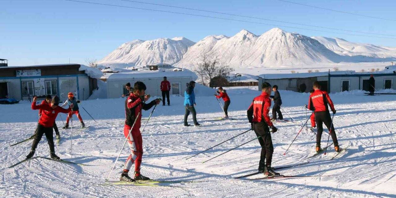 Mart ayında yağan kar kayak sezonunu uzattı