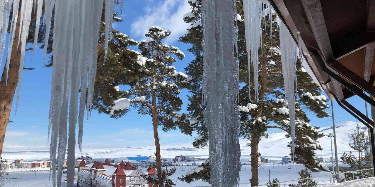 Kars’ta 4 metrelik buz sarkıtları oluştu