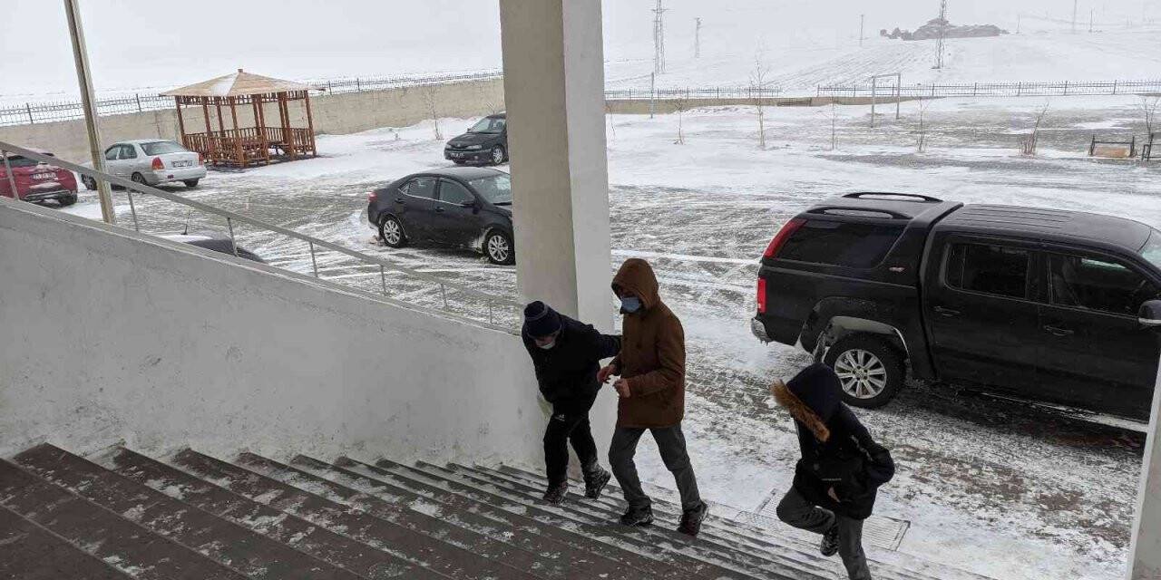 Ardahan’da köy yolları kapandı, Posof ilçesinde okullar tatil edildi