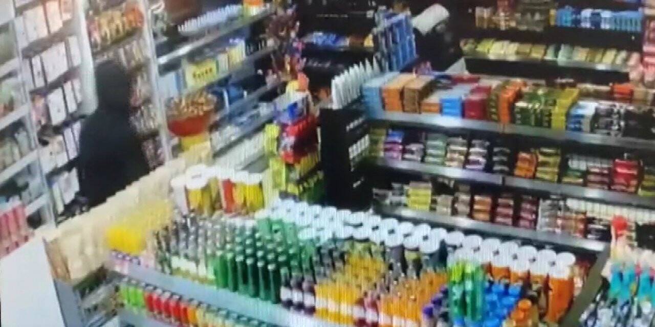 Maltepe’de hırsızlar iş üstündeyken iş yeri çalışanına yakalandı