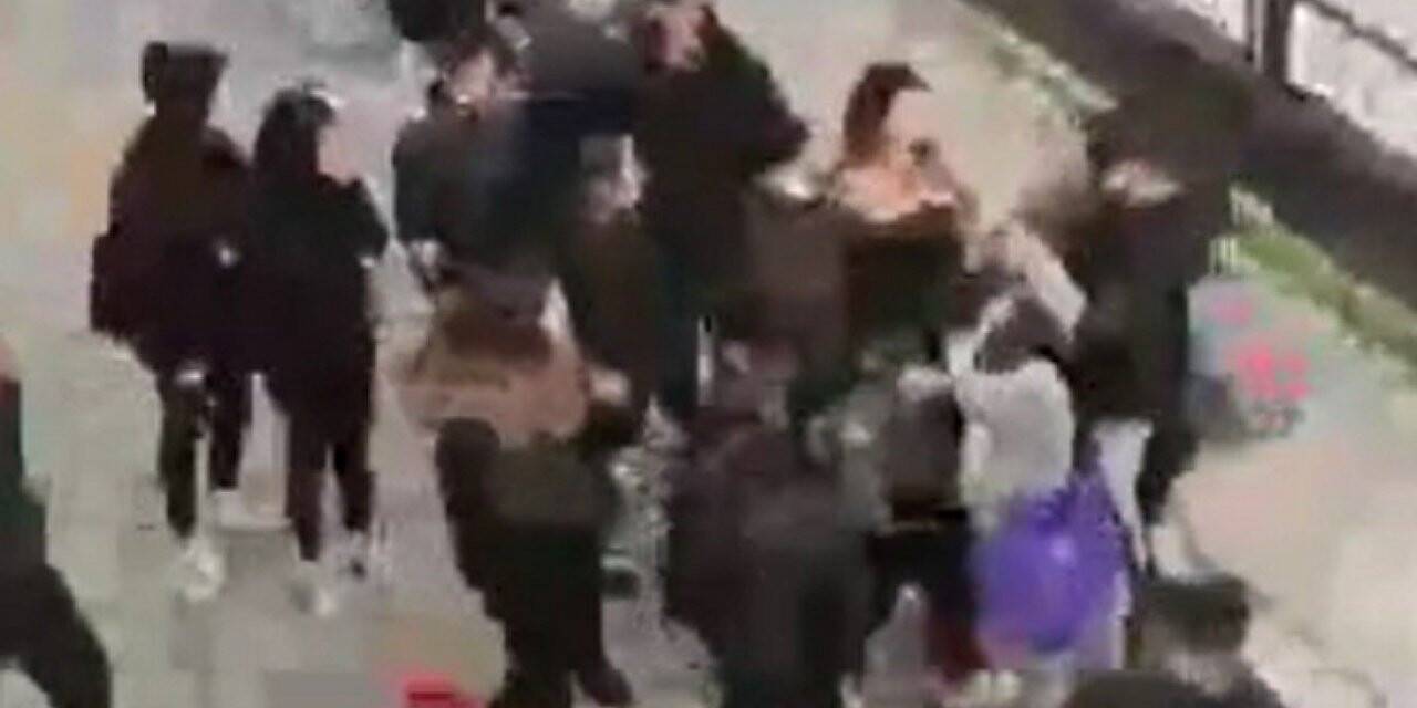 Küçükçekmece’de liseli kızların kavgası kamerada