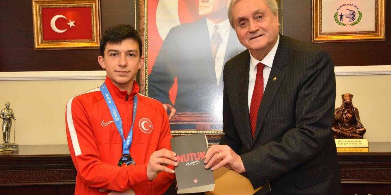 Şampiyon Taekwondocu Alper Tuncay’ı ödüllendirdi