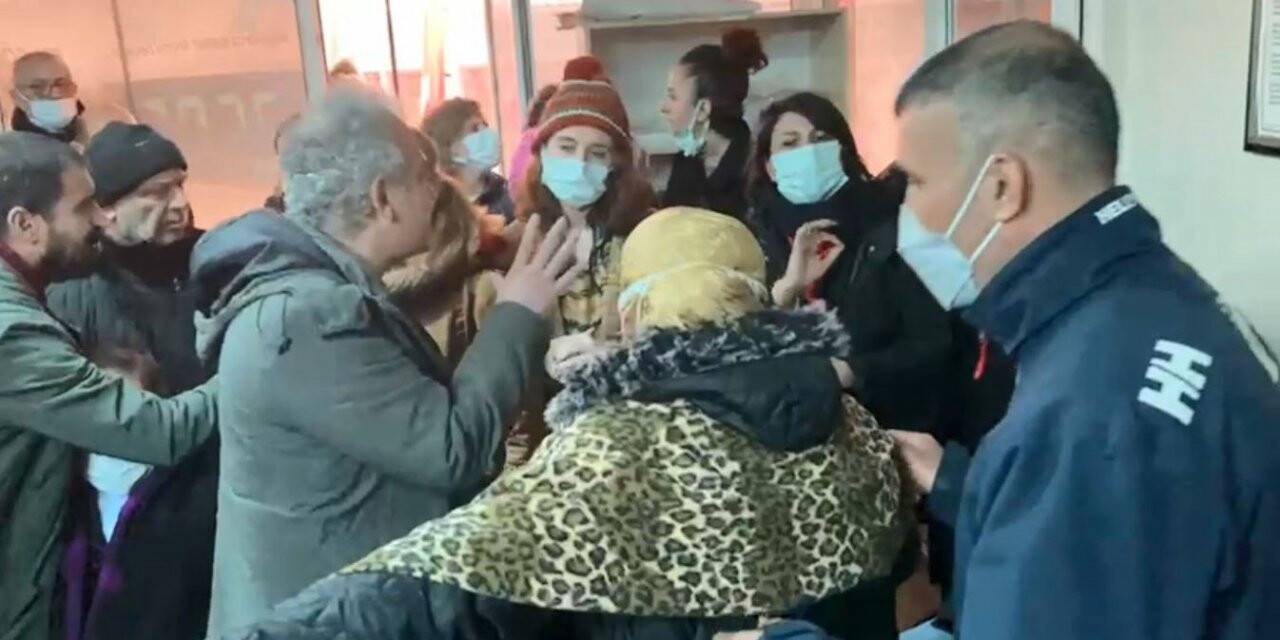 Tacizle suçlanan CHP ilçe başkanının toplantısında arbede