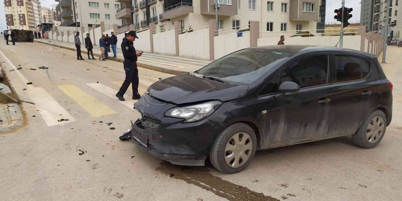 Gaziantep’te otomobille çarpışan minibüs devrildi: 4 yaralı