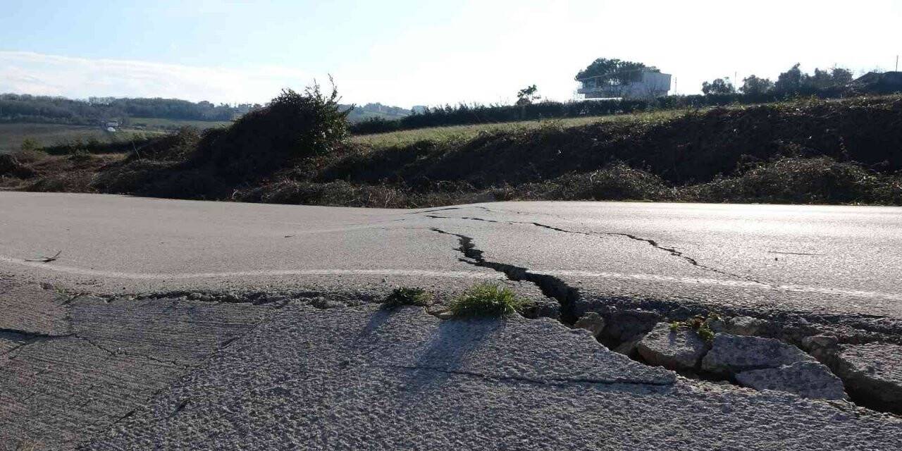 Sinop’ta heyelan nedeniyle yolda çökme oluştu