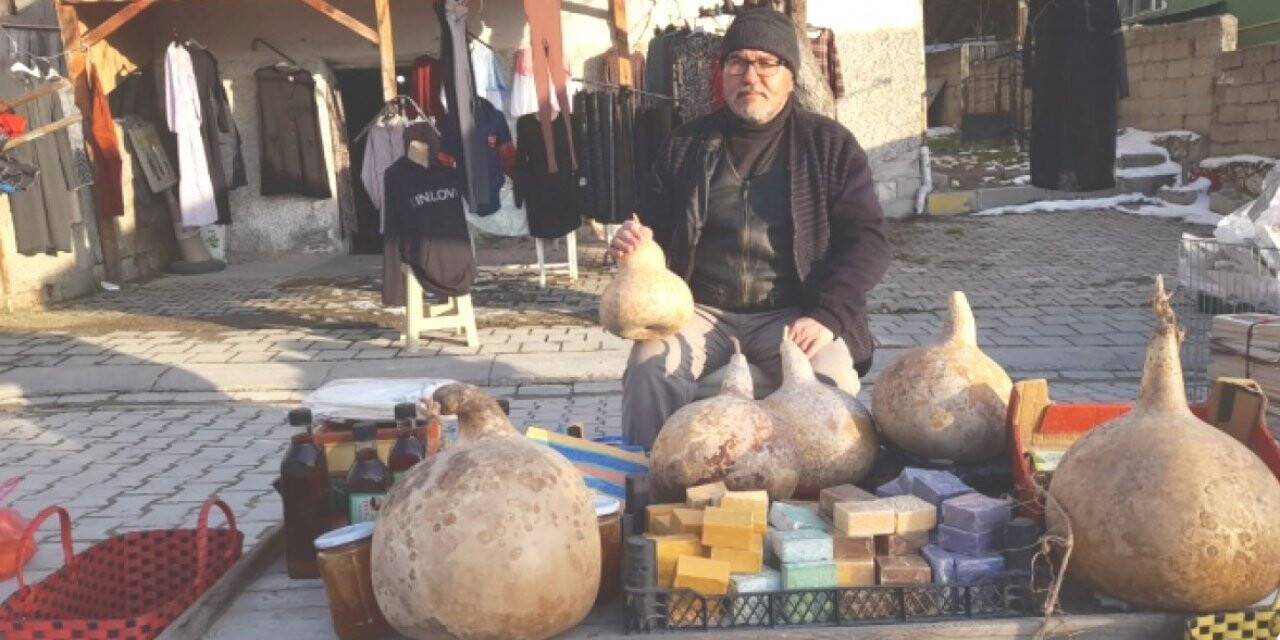 Pazarda satışa çıkan su kabakları ilgi odağı