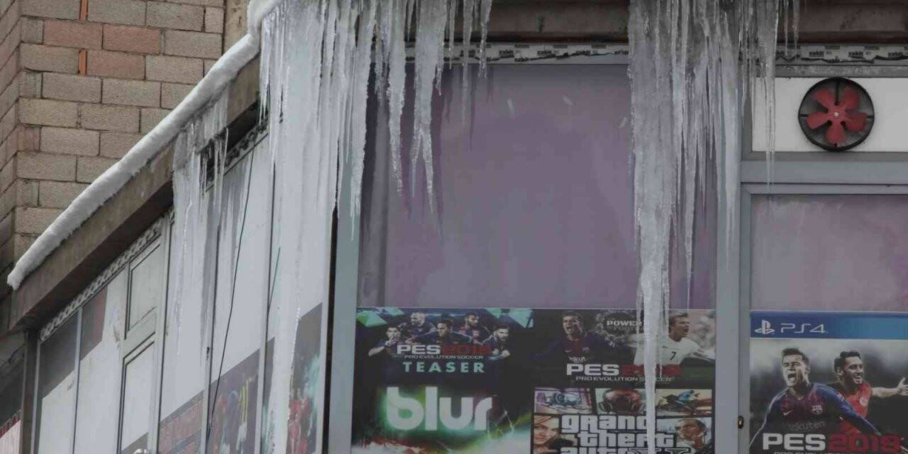 Çatılarda oluşan buz sarkıtları tehlike saçıyor