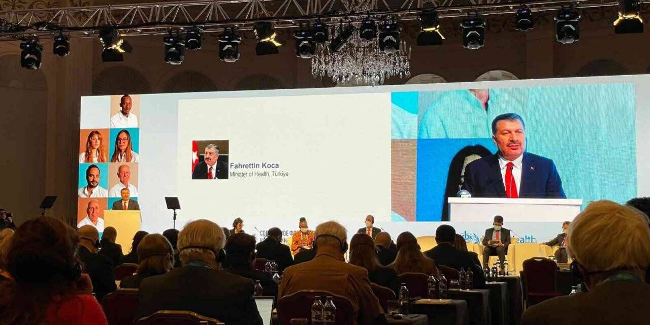 Sağlık Bakanı Fahrettin Koca, “Pasaportuna göre göçmenlere politika belirlemek bu yüzyılın tedbir kisvesine bürünmüş ırkçılığıdır”