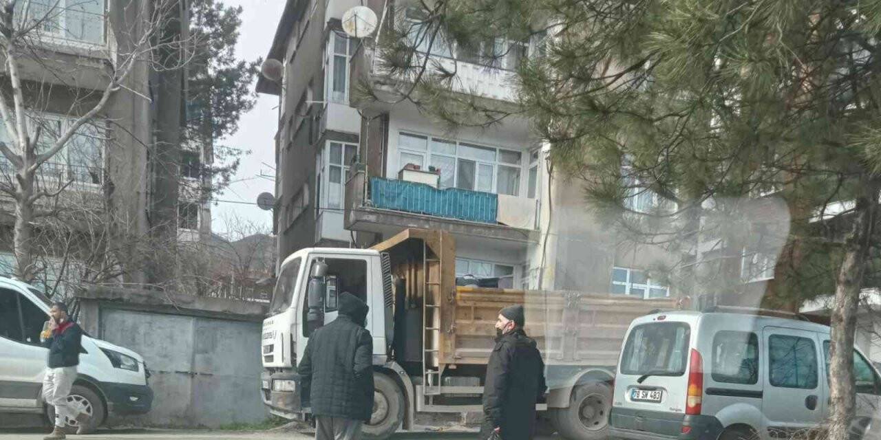 Komşuları ihbar etti, bir kamyon çöp boşaltıldı