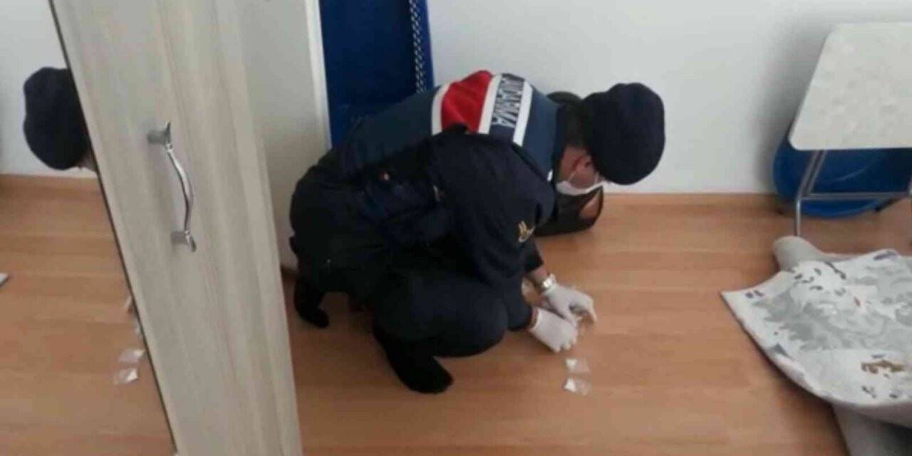 Jandarmanın operasyonunda halının altından uyuşturucu çıktı