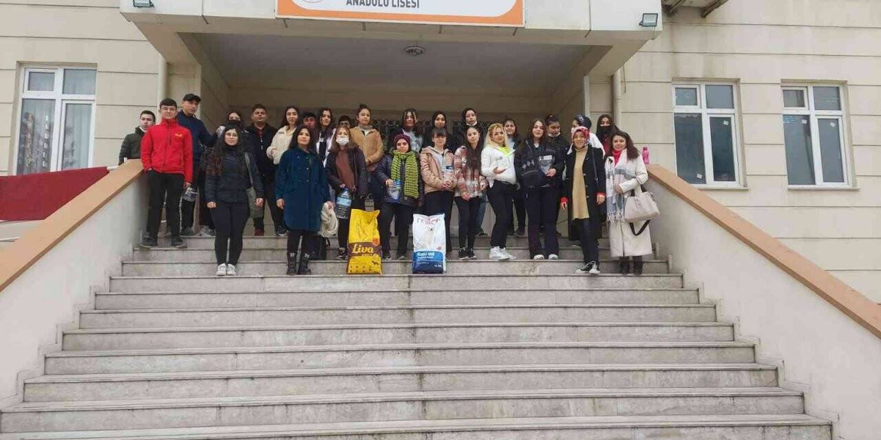 Kırkağaç’ta duyarlı öğrenciler sokak hayvanlarını unutmadı