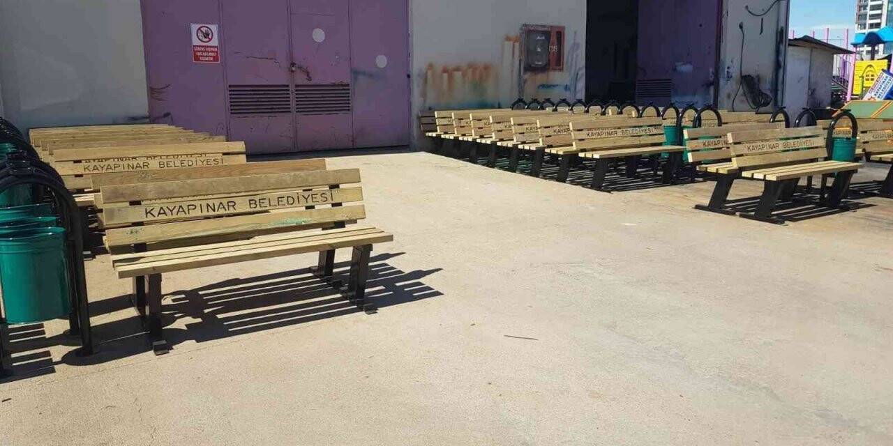 Kayapınar Belediyesinden okullara bank ve çöp kovası desteği