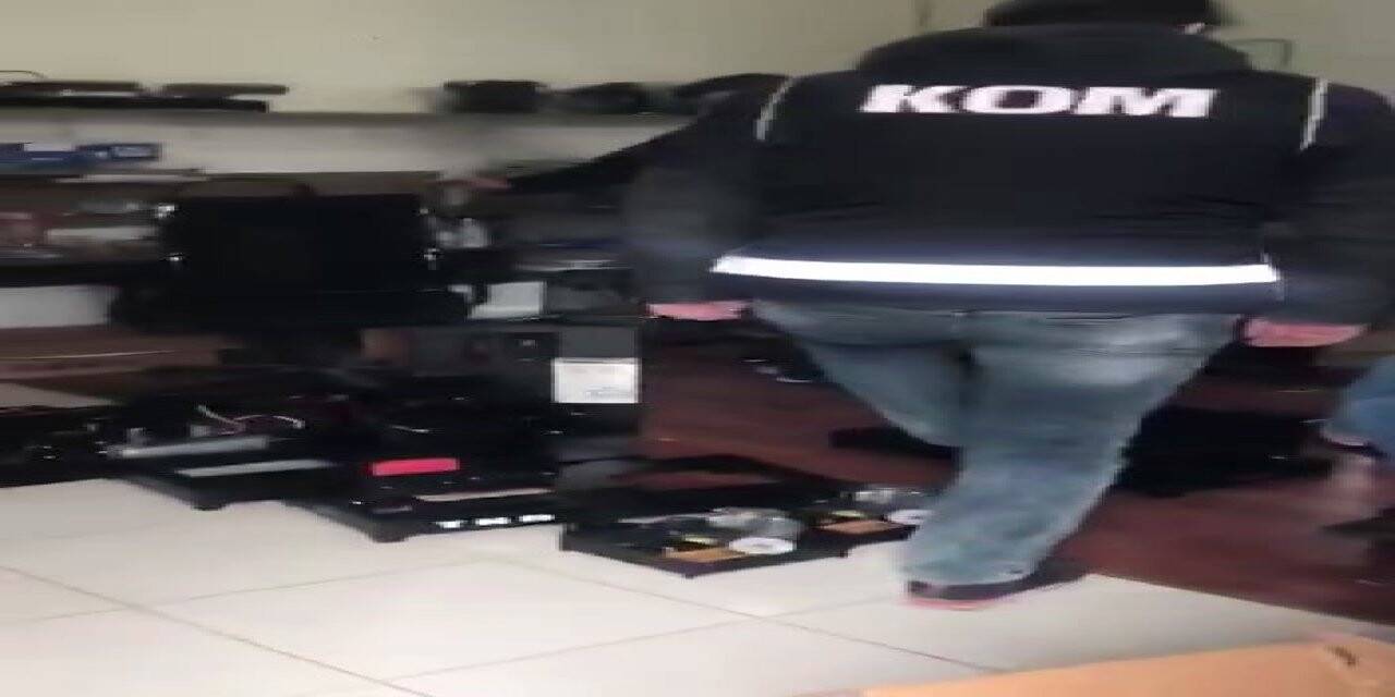 Kaçak sigara sarma makinası üreten 2 kişi yakalandı