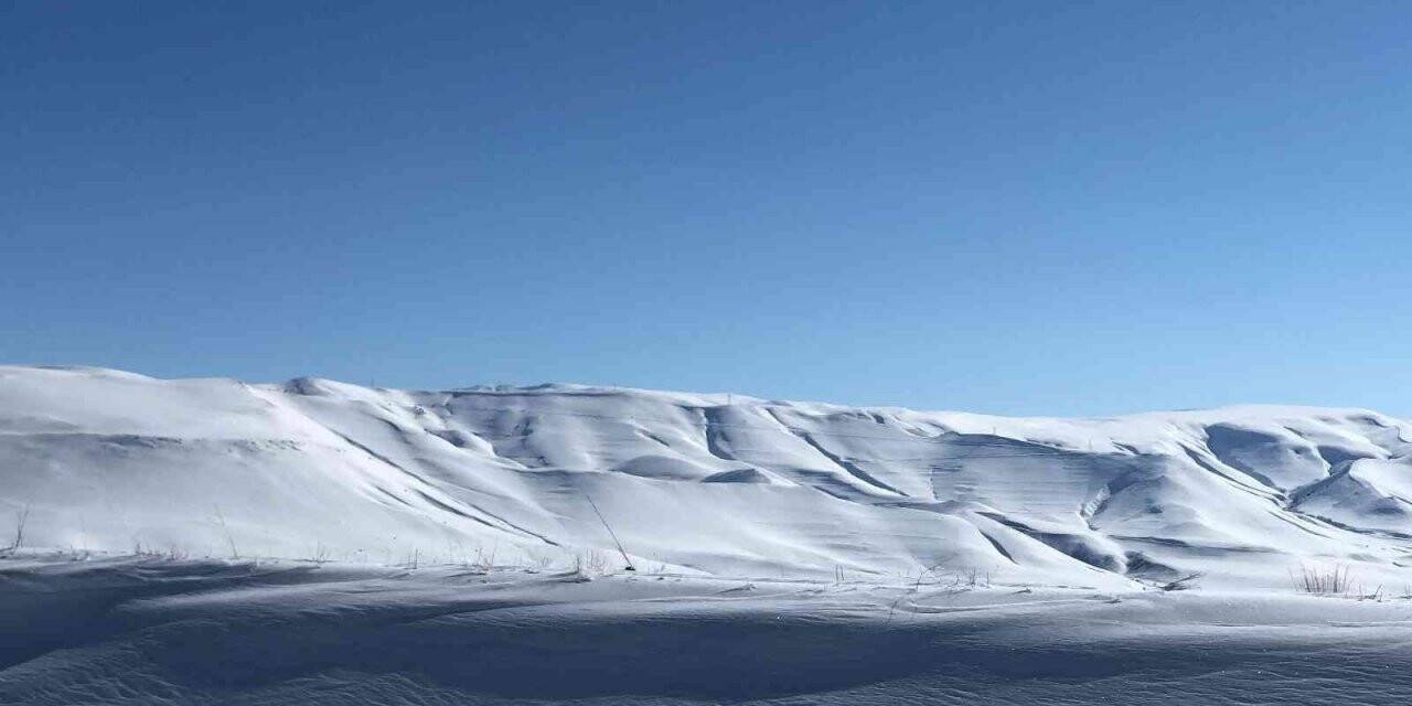 Kars’ta beyaza bürünen dağlar kartpostallık görüntüler oluşturdu