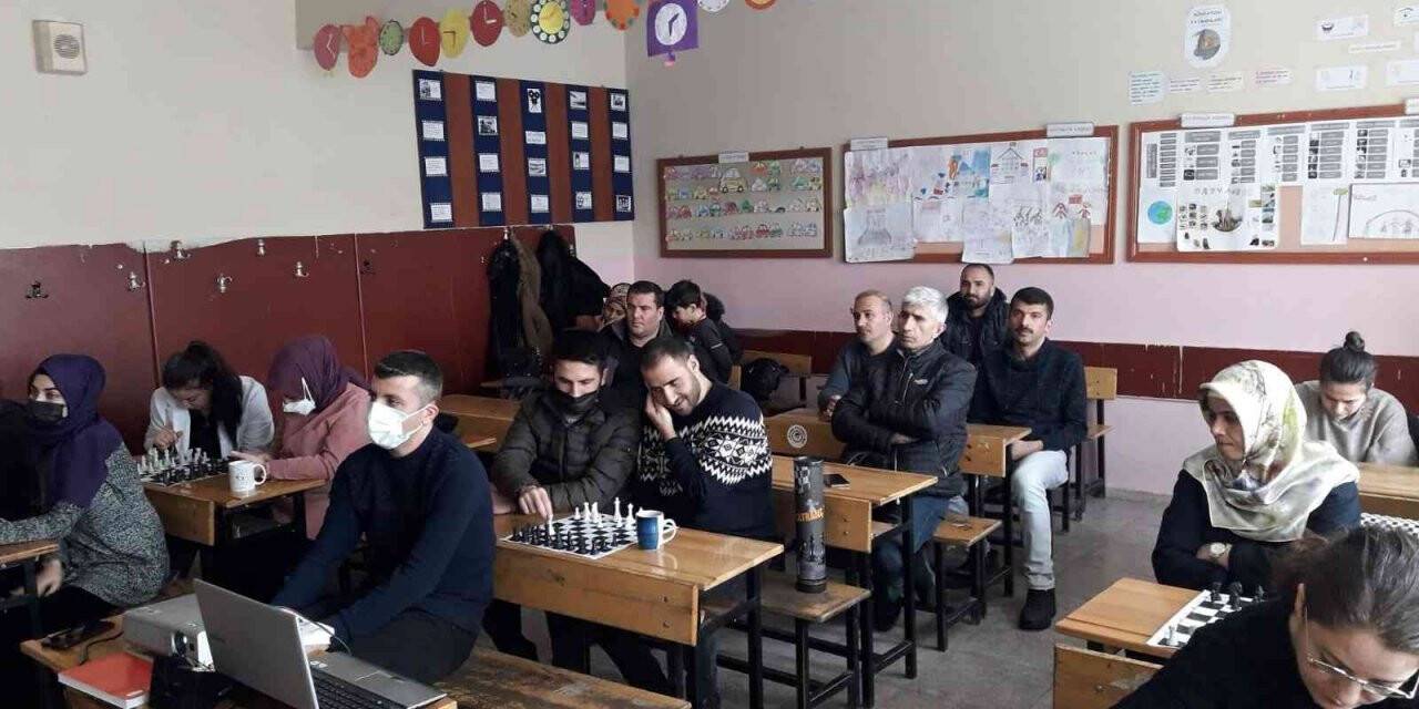 Ağrı’da öğretmenlere yönelik satranç eğitimi kursu açıldı