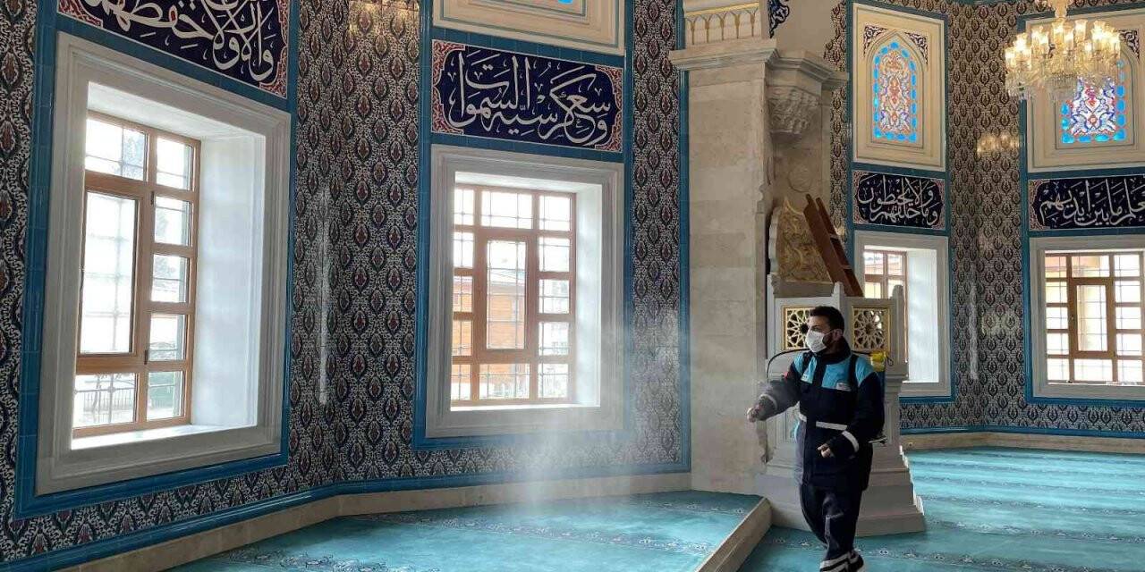 Zeytinburnu’ndaki camiler Berat Kandili’nde gül koktu