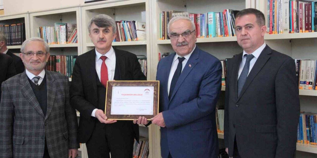 Şair İsa Kahraman DPÜ’ye bin 91 kitap bağışladı