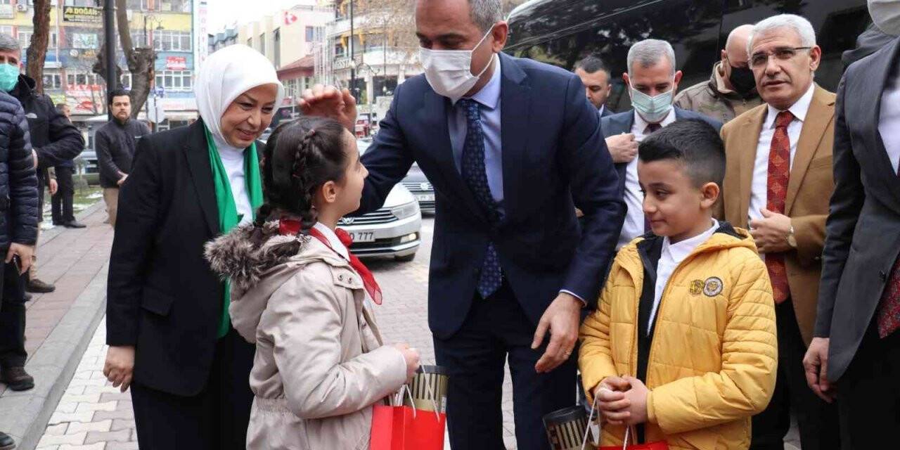 Bakan Özer: "Bu sürecin en büyük kahramanları şüphesiz öğretmenlerimiz"