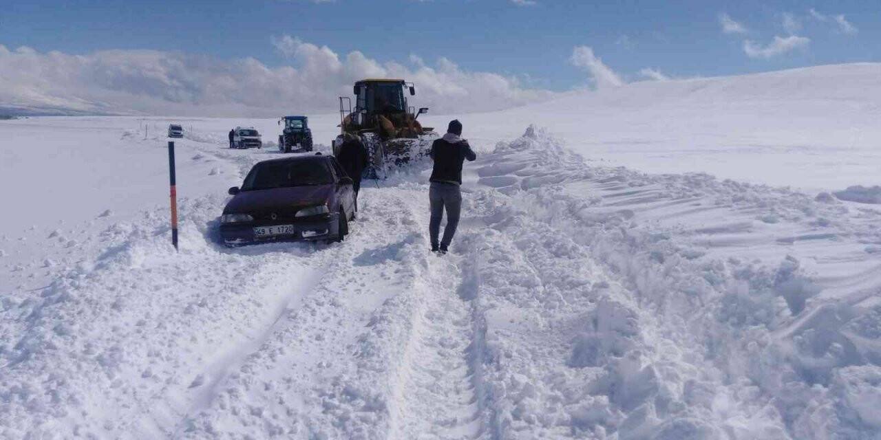 Yolda mahsur kalanları belediye ekipleri kurtardı