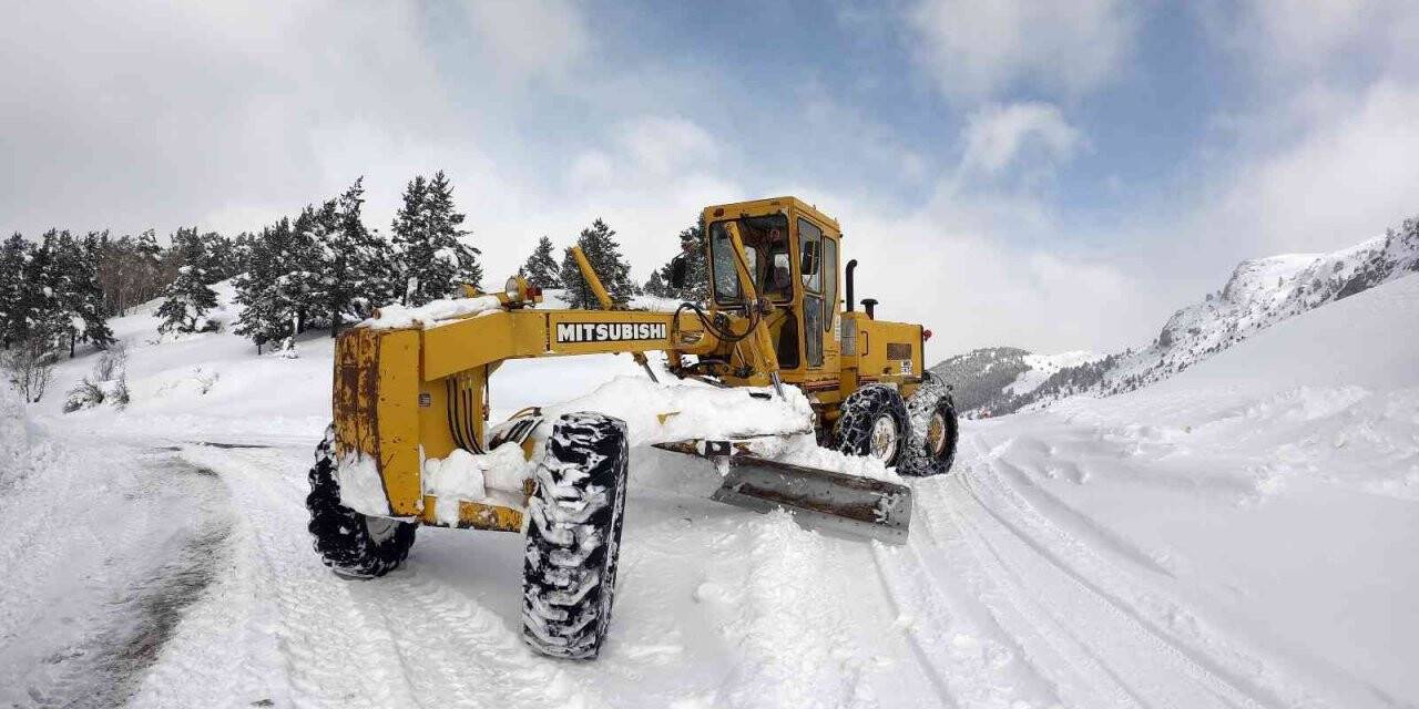 Gümüşhane’de karla mücadele çalışmaları sürüyor
