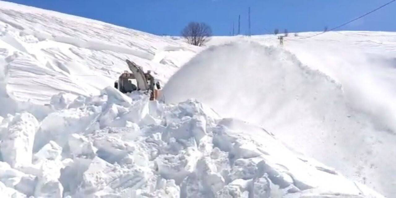 Bingöl’de kapalı olan 23 köy yolunda çalışma sürüyor