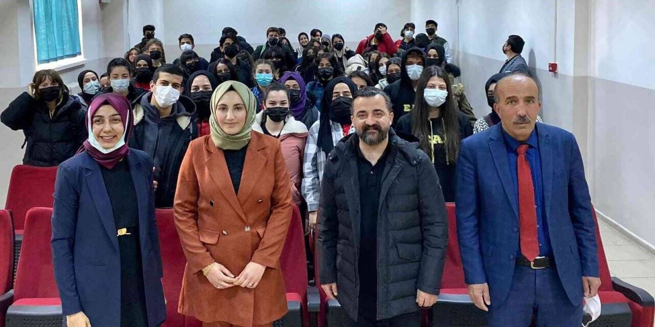 Aktürk, öğrencilerle Kariyer Söyleşi Programında bir araya geldi