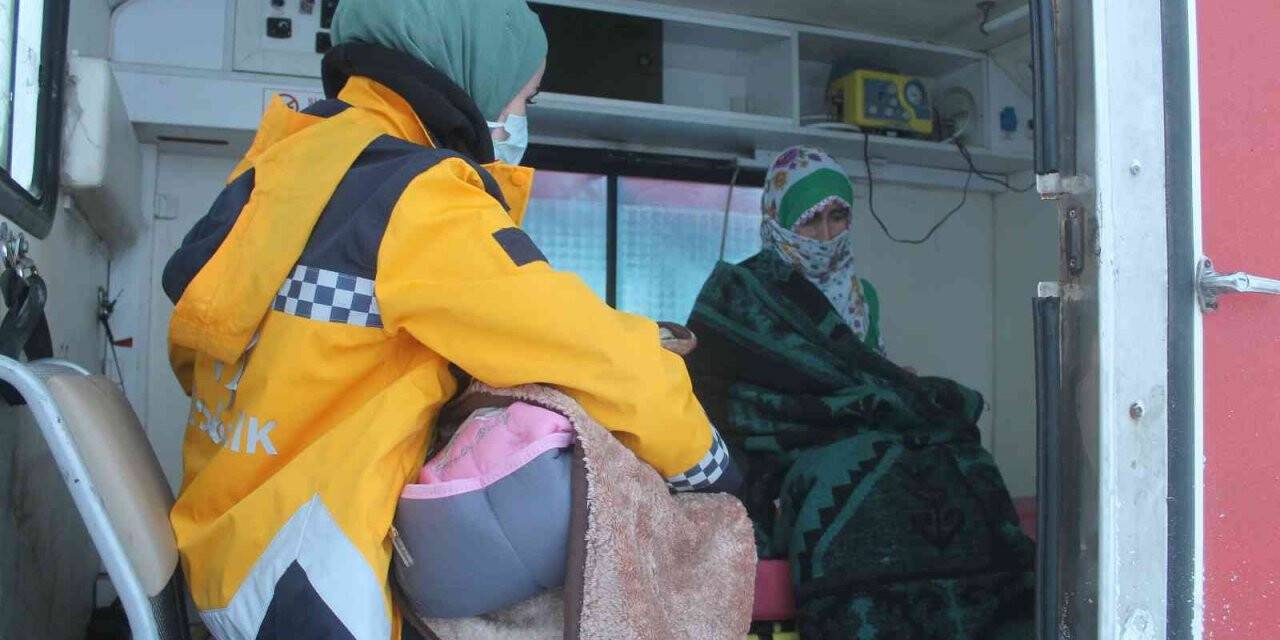 Hastalanan anne ve bebeğine sağlık ekipleri yetişti