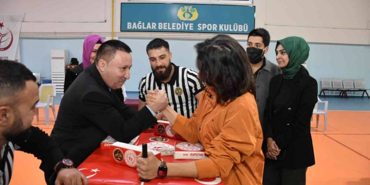 Diyarbakır’da bilek güreşinin yıldızlarına madalyaları takdim edildi