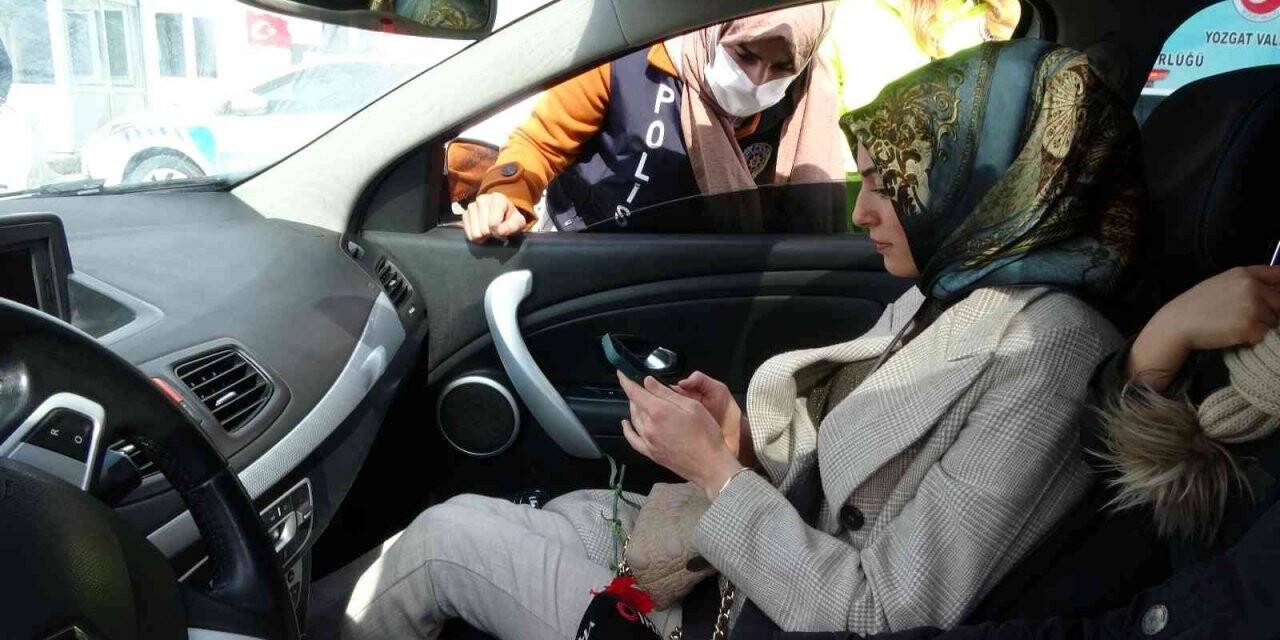 Yozgat’ta, polis ekipleri kadın yolculara karanfil dağıtıp, KADES’i anlattı