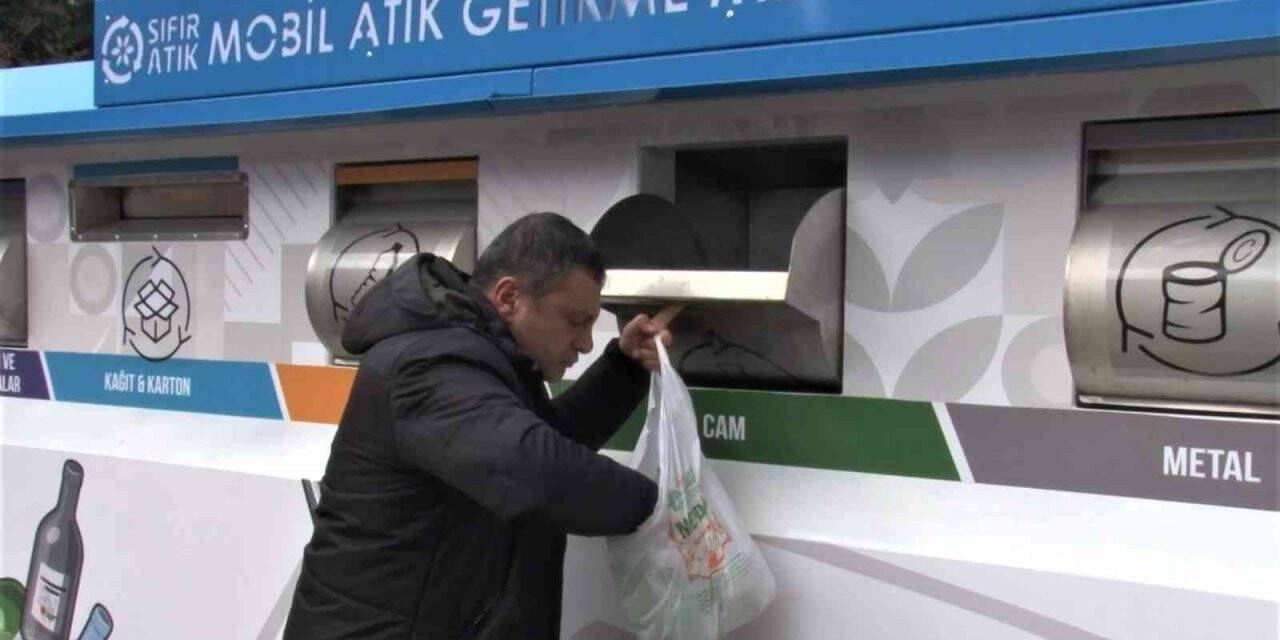 Kadıköy’de atık dönüşümü için 23 noktaya Mobil Atık Getirme Merkezi kuruldu