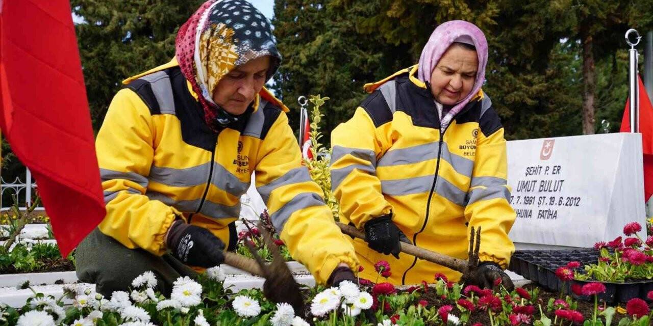 Şehitliklere 18 Mart’a özel 1915 çiçek