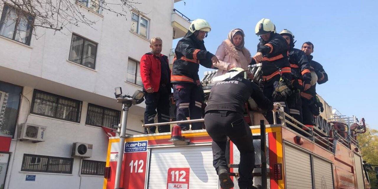 Mersin’de 4 katlı binanın girişi çöktü