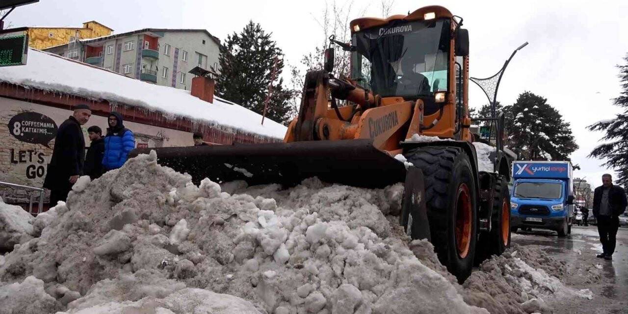 Tatvan’da karla mücadele çalışması devam ediyor