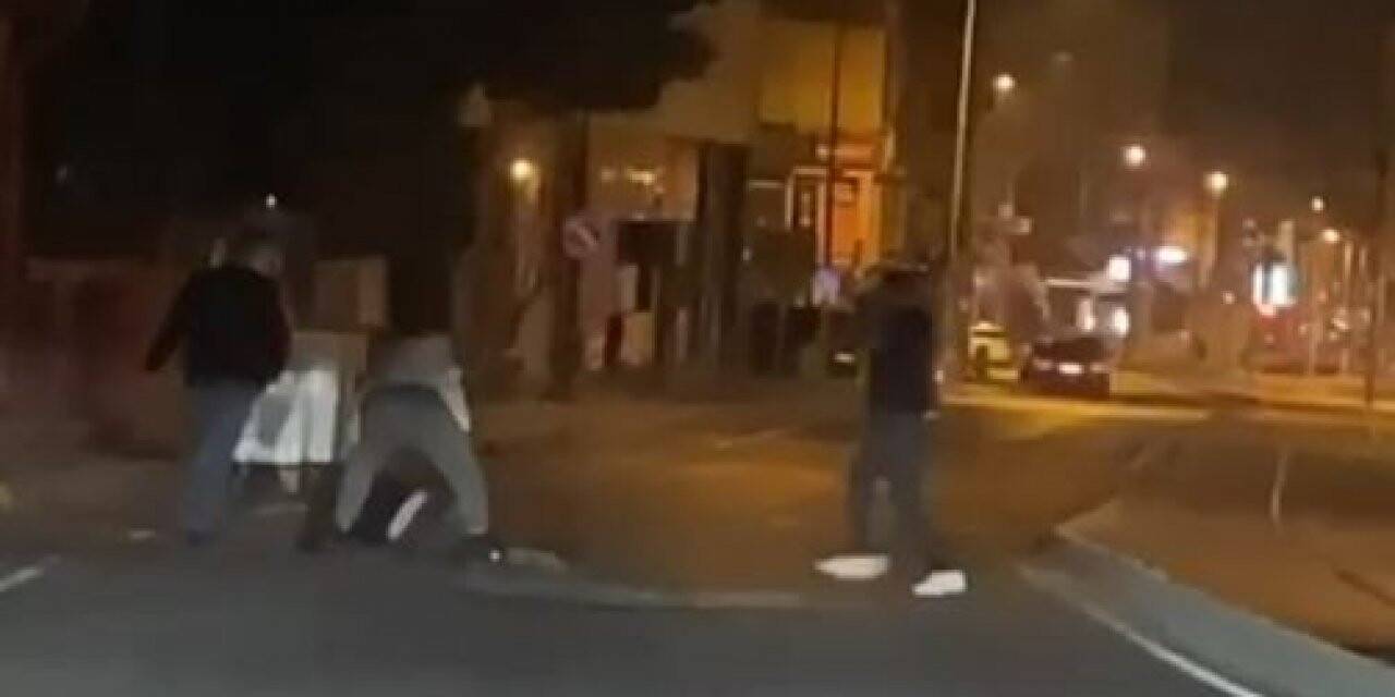Sokakta yere yatırdıkları adamı tekme tokat dövdüler