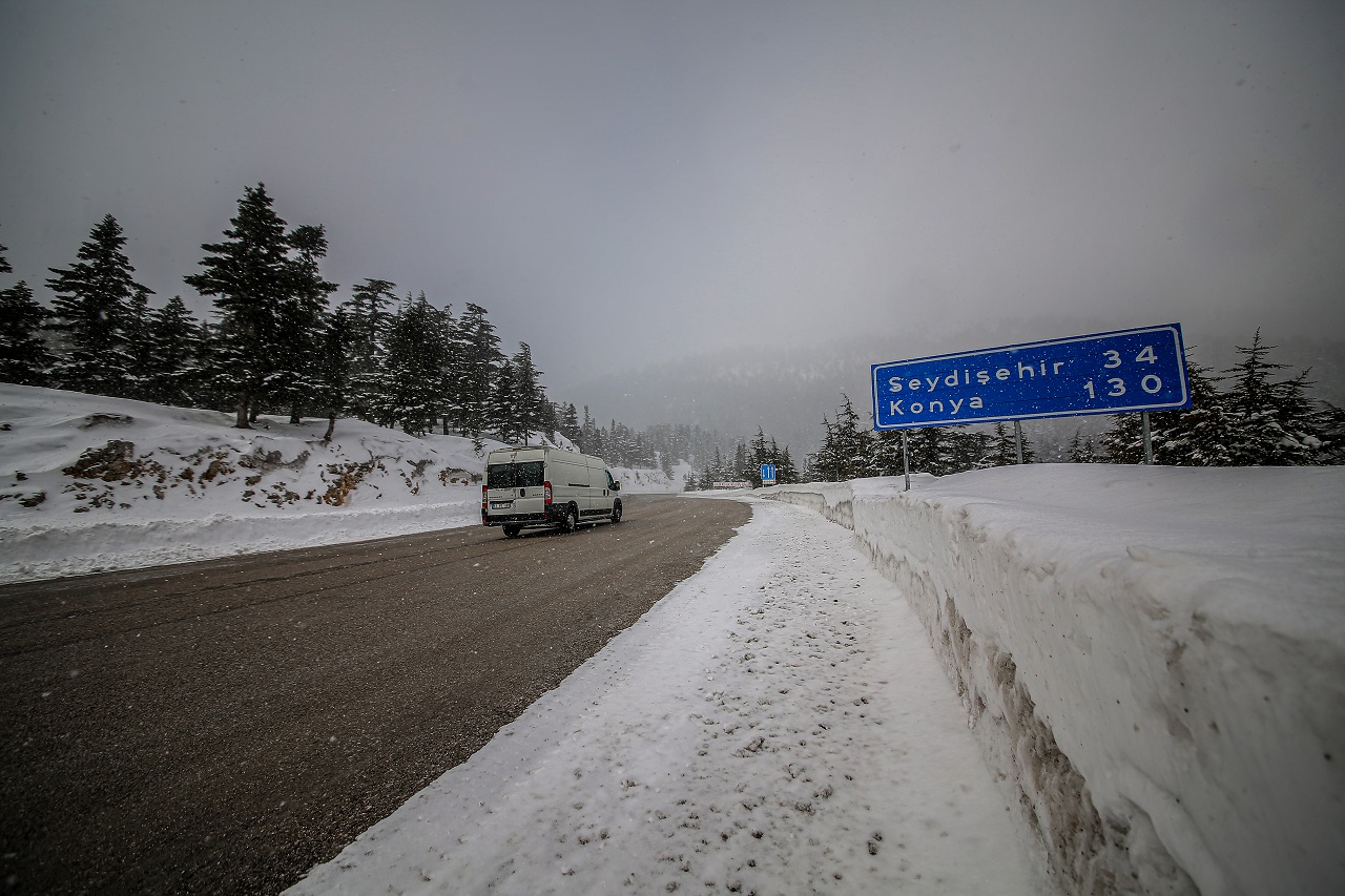 Kar nedeniyle kapanan Antalya-Konya kara yolu tır geçişine açıldı