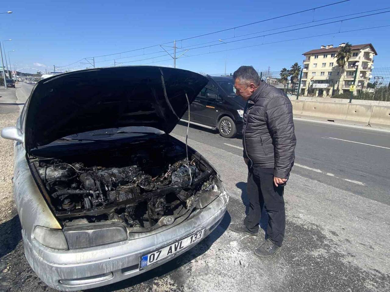 Antalya’da seyir halindeki otomobil yandı