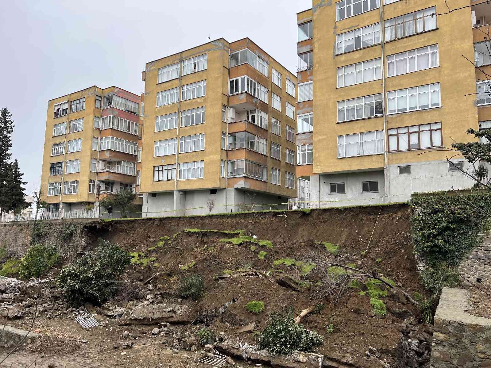 Trabzon’da çöken istinat duvarı paniğe neden oldu