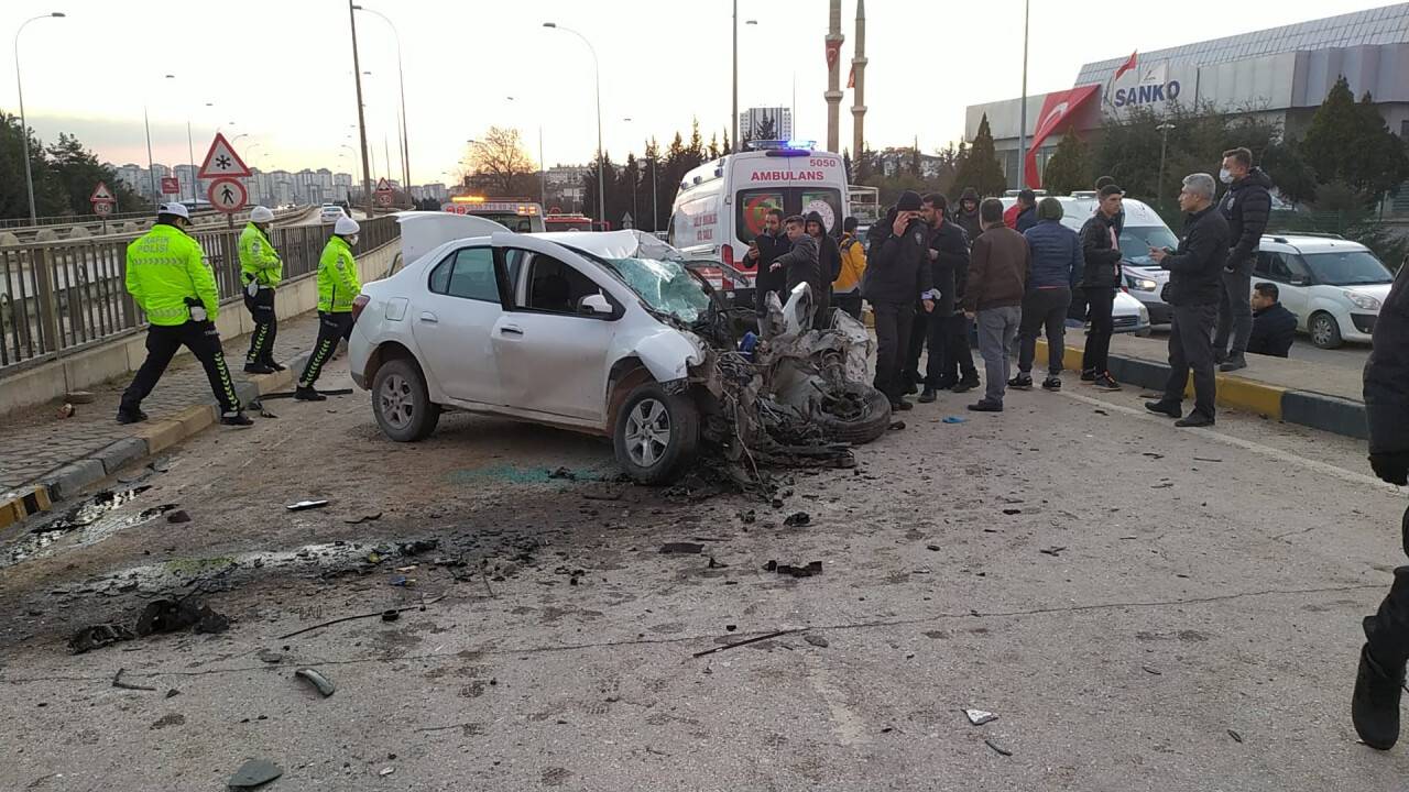 Yön levhasına çarpan otomobil sürücüsü hayatını kaybetti