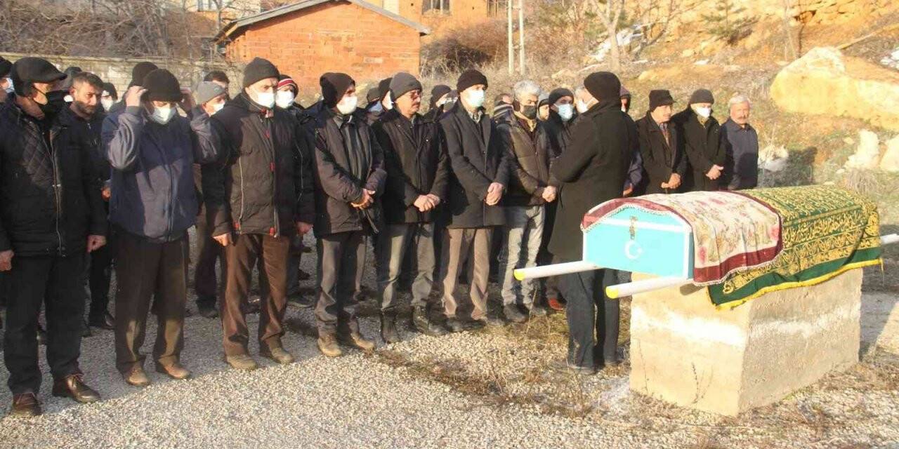 Otel odasında ölü bulunan genç kız toprağa verildi