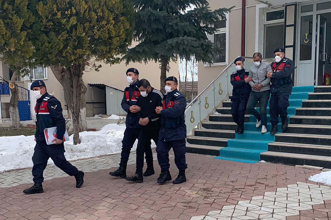 Konya'da çekiciyle tarım makineleri çaldığı ileri sürülen 2 şüpheli tutuklandı