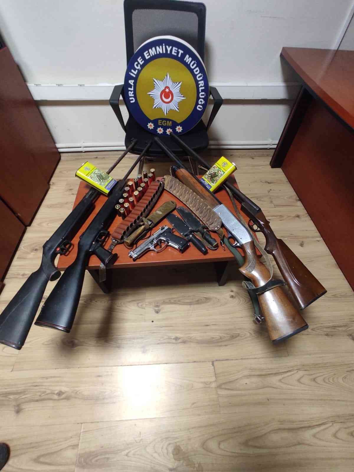 İzmir’de polis birçok suçtan aranması olan şüpheliyi kıskıvrak yakaladı