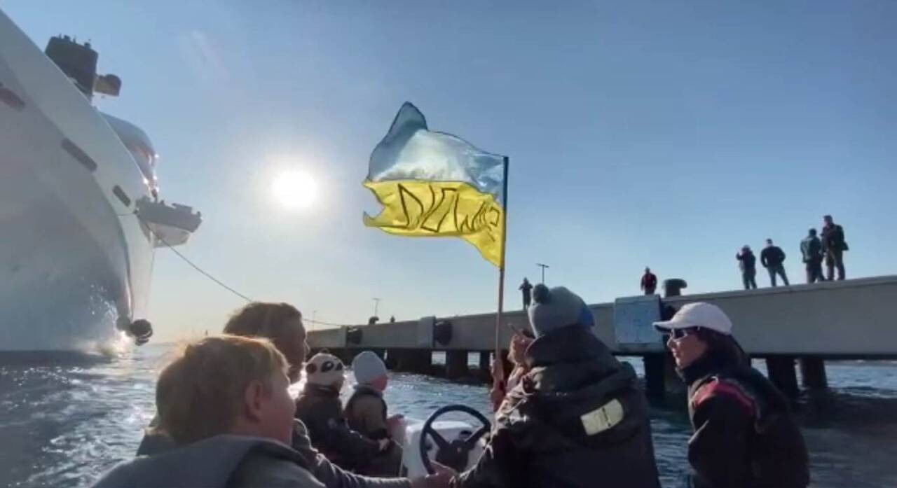 Ukraynalı yelkenciler, Abramoviç’in milyon dolarlık yatının önünü kesip gitmesini istedi